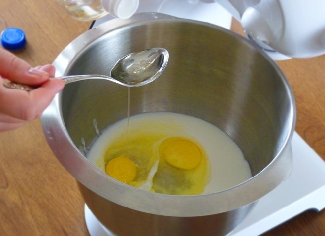 1. Этап. Заливной пирог с рыбой и яйцами: 1. Смешиваем сметану с яйцами, добавляем растительное масло, соль и соду, начинаем взбивать.