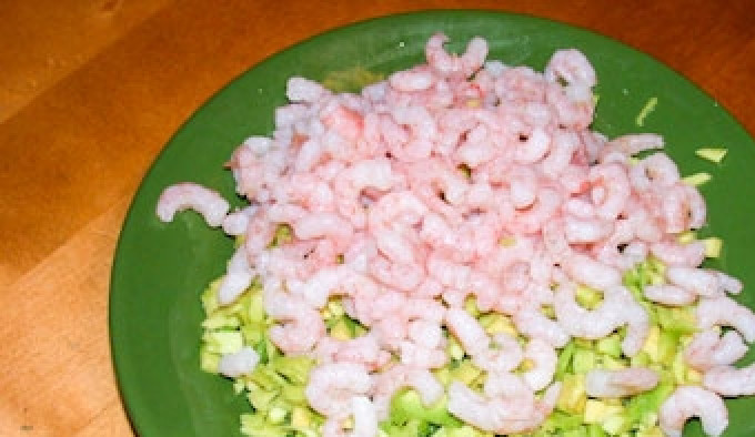 1. Этап. Салат из авокадо и креветок в лодочках: Отварите и очистите креветки. Соедините их с мякотью авокадо.