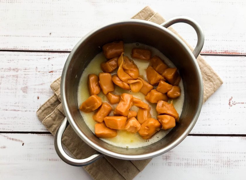 1. Этап. Колбаска из кукурузных палочек: Добавьте ириски и варите все до образования однородной массы.