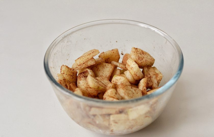 1. Этап. Постные галеты: Яблоки очистите от кожуры и нарежьте дольками. Добавьте крахмал и корицу. Перемешайте.