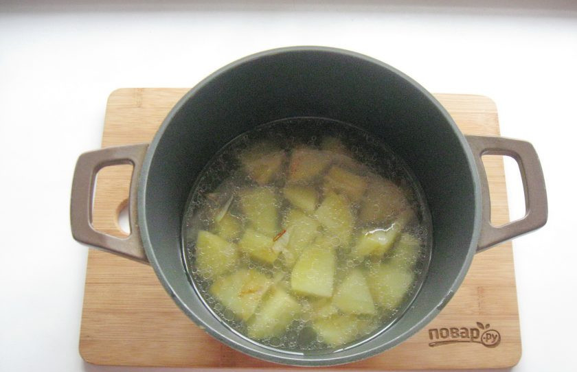 1. Этап. Суп Пашкет: Налейте в кастрюлю 500-550 мл. бульона.