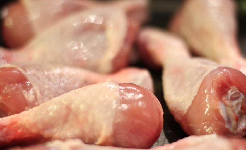 1. Этап. Сливочная курица с тархуном: Кусочки курицы моем и выкладываем в форму для выпекания. Подойдут любые кусочки курицы - в моем случае использовались ножки.