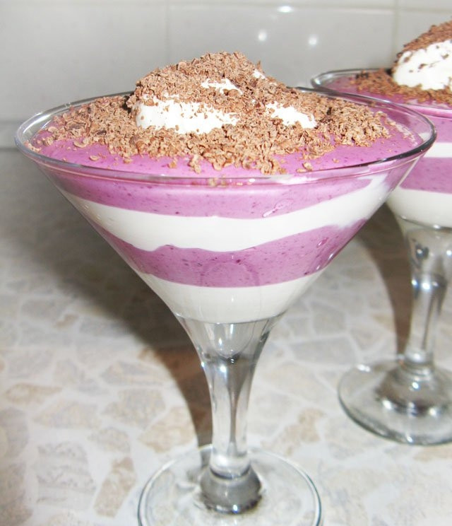 1. Этап. Десерт из маскарпоне: 3. Начинаем выкладывать: в высокий бокал сперва кладем чистую творожную смесь, затем ягодно-творожную, и опять повторяем слои. На самый верх кладем шарик мороженого и посыпаем все тертым шоколадом. Отправляем десерт в холодильник на 1 час.