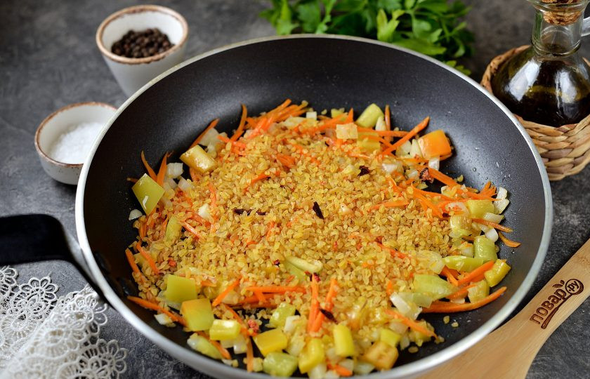 1. Этап. Каша из риса и булгура 1000 и одна ночь: Всыпьте в сковороду булгур, обжарьте его в течение минуты вместе с овощами.