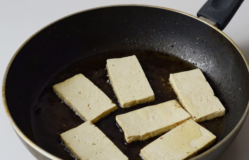 1. Этап. Бутерброды с тофу: Разогрейте сковороду на среднем огне. Обжарьте тофу в масле по 2 минуты с каждой стороны.
