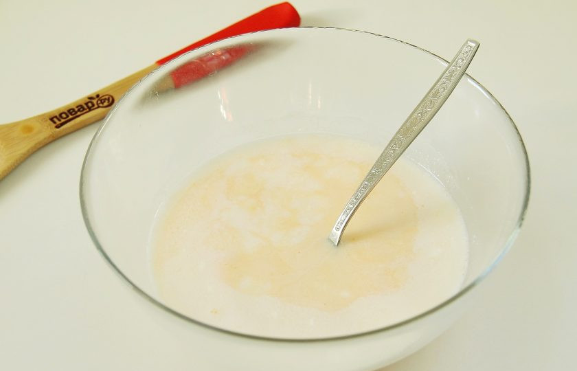 1. Этап. Студенческий пирог: Добавьте молоко.