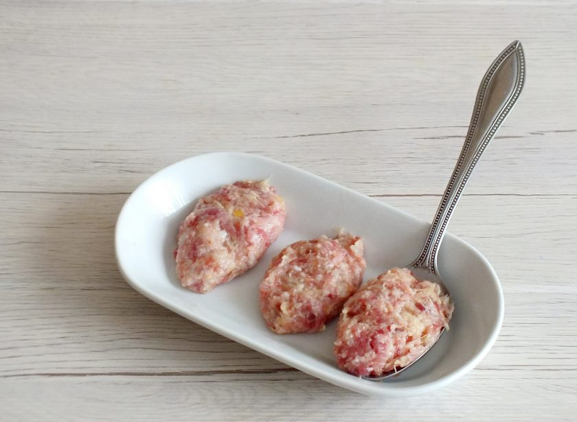 1. Этап. Мясные клёцки: Для формования клёцок подготовьте чашку с водой и столовую ложку. Окуните ложку в воду. Зачерпните фарш, прижмите его к ложке, излишки удалите. Полученную клёцку опустите в слабо кипящий бульон.