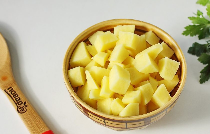 1. Этап. Борщ с горохом: Картофель нарежьте кубиками.