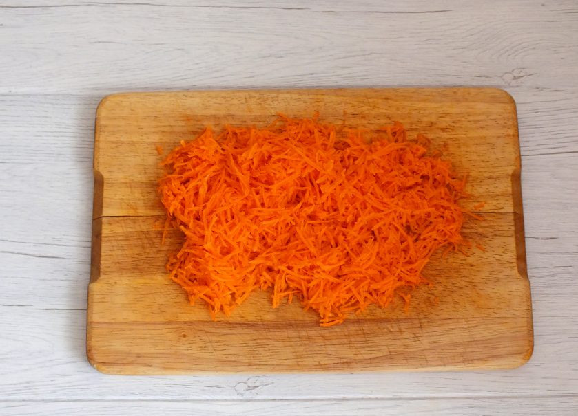 1. Этап. Морковный хлеб в хлебопечке: Натрите морковь на мелкой терке.