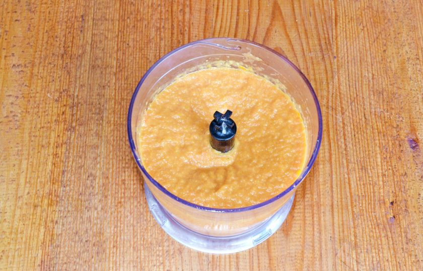 1. Этап. Вкусная икра из кабачков на зиму: Небольшими порциями отправьте овощи в чашу блендера. Взбивайте 1-1.5 минуты. После посолите, поперчите икру по вкусу и проварите на медленном огне еще 20-30 минут.