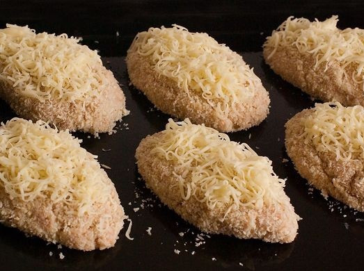 1. Этап. Котлеты в сухарях в духовке: 5. Вот практически и весь рецепт приготовления котлет в сухарях в духовке. Осталось лишь выложить готовые котлетки на противень или жаропрочную форму, предварительно смазанную растительным маслом. Отправить котлеты в разогретую духовку на 35-40 минут (в зависимости от размера). При желании сверху их можно присыпать тертым сыром, чтобы образовалась корочка.