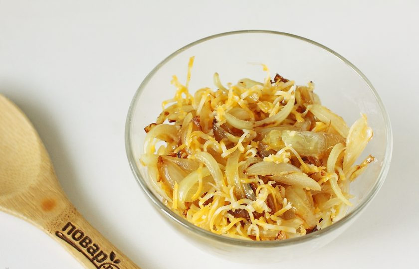 1. Этап. Заливной луковый пирог: К остывшему луку добавьте половину порции тертого сыра. Перемешайте. Начинка готова.