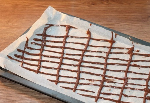 1. Этап. Полосатое пирожное с вареной сгущенкой: 7. Противень застилаем бумагой для выпечки и смазываем сливочным маслом. Рисуем на бумаге сеточку темным тестом или другой рисунок.