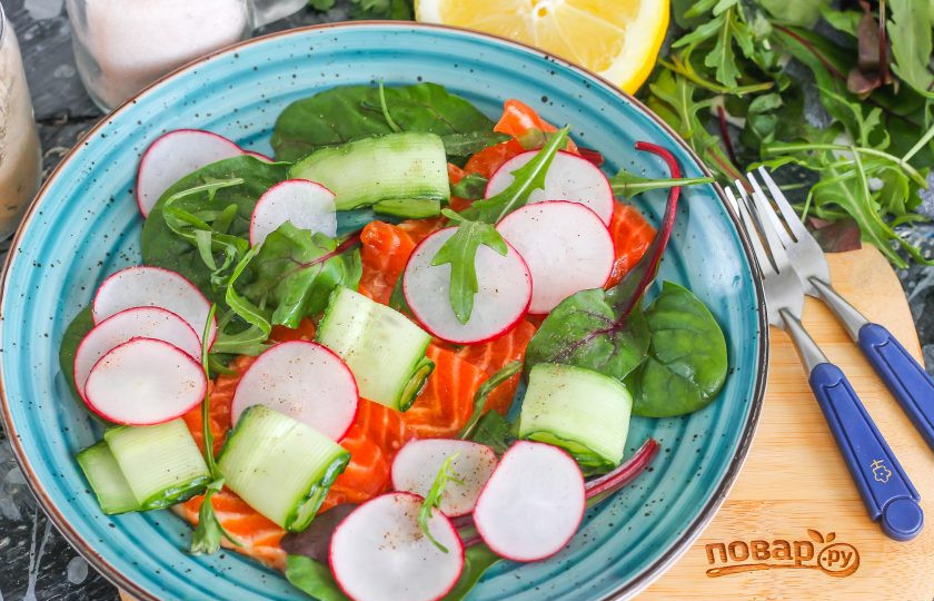 1. Этап. Тирадито: Тонко нарежьте промытые овощи, сначала срезав с обеих сторон хвостики. Выложите овощные нарезки на мякоть рыбы и сбрызните оставшимся соусом. Слегка поперчите.