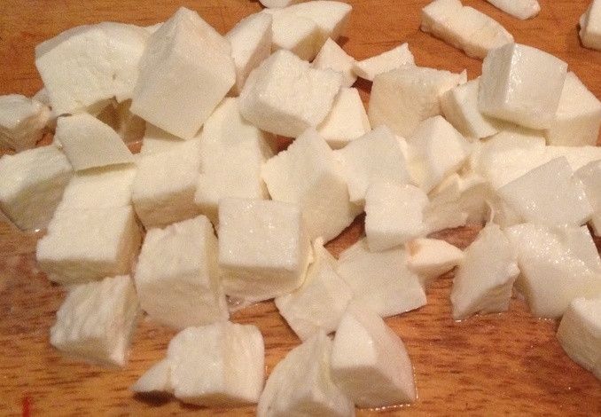 1. Этап. Греческий салат с пекинской капустой: Фету нарезать кубиками.