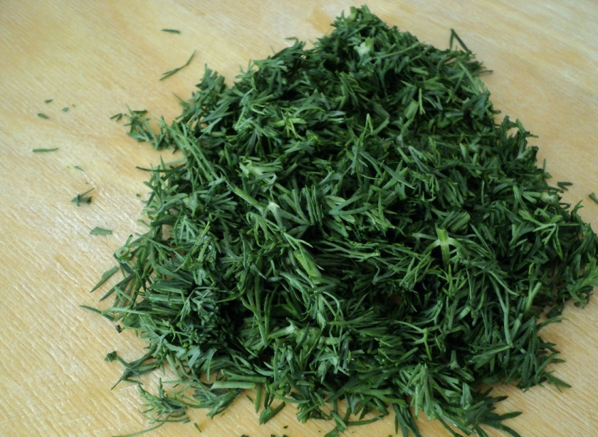 1. Этап. Быстро маринованные баклажаны: Моем и нарезаем укроп.