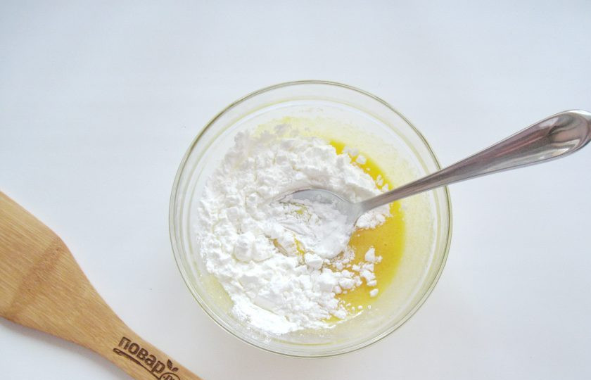 1. Этап. Пончики Бомболони: В мисочке смешайте желтки, сахар и кукурузный крахмал.