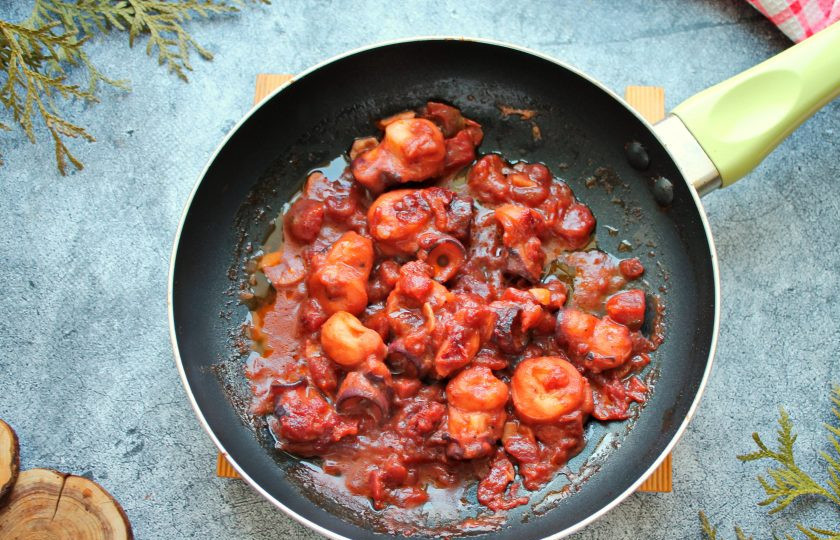 1. Этап. Паста с осьминогом в томатном соусе: После приготовления осьминога снимите крышку и готовьте до желаемой густоты соуса.