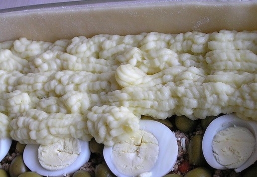 1. Этап. Аргентинский пирог с фаршем: Выложите пюре в кулинарный шприц и покройте начинку.***Если нет шприца, то просто выложите пюре и придайте рельефность вилкой.***