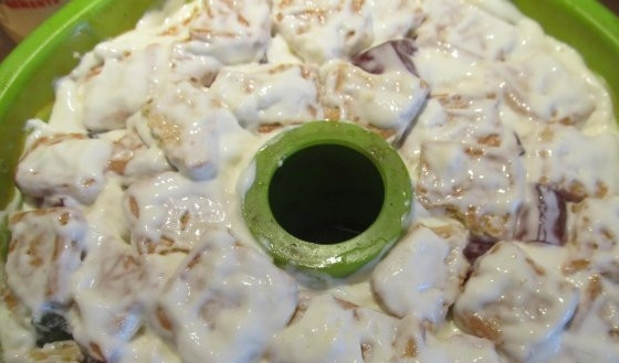 1. Этап. Торт Самоцветы в снегу: Печенье разделите на небольшие кусочки. Утопите их в сметане, чтобы они полностью утопились и промокли.