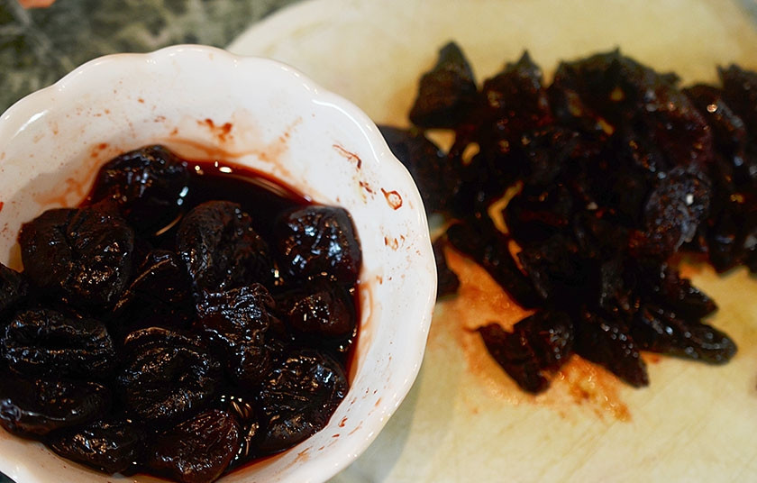 1. Этап. Шоколадный пряник Чернослив в роме: 6. Чернослив помойте и заранее замочите в роме. Нарежьте и добавьте в тесто.