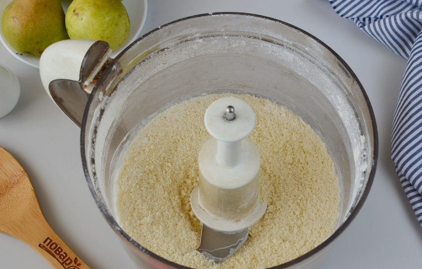 1. Этап. Грушевый пирог: Получается вот такая мелкая крошка, смотрите фото.