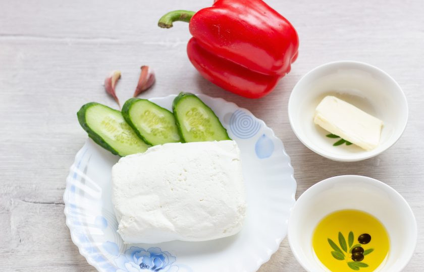 1. Этап. Летние паштеты: Но нам ещё нужно сделать второй, не менее вкусный, летний паштет! Подготовьте все ингредиенты для творожного паштета с перцем и огурцом, включая соль и перец.