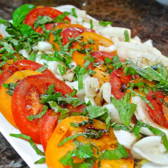 Закуска из помидоров и лука