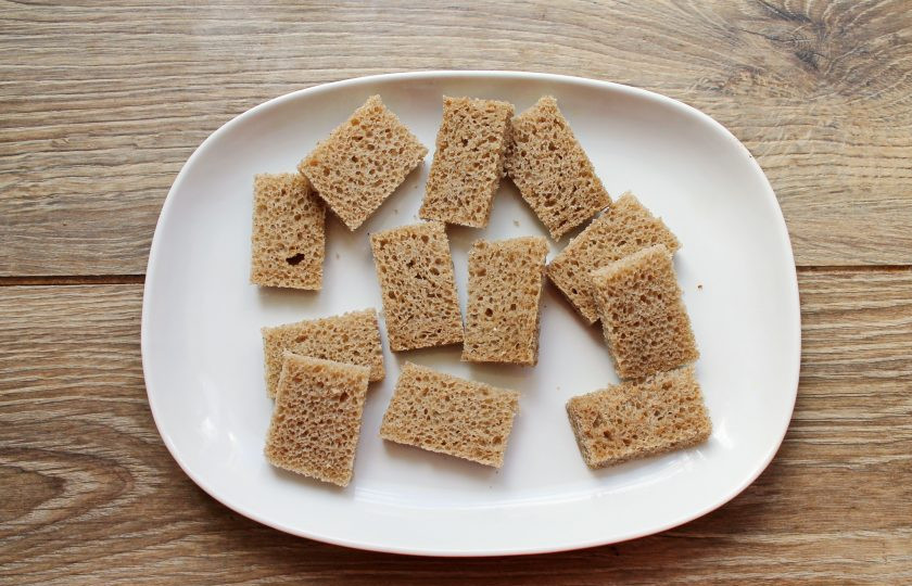 1. Этап. Канапе с селедкой и черным хлебом на шпажках: У ржаного хлеба срежьте корки и разрежьте его на одинаковые кусочки.