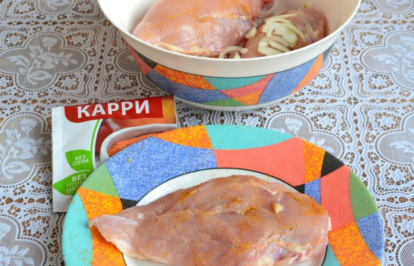 1. Этап. Курочка под шубкой: 1. Если вы думаете, что куриное филе нельзя приготовить сочным, это не так. Я расскажу, как приготовить курочку под шубкой так, что она будет удивительно мягкой и нежной. Для начала куриную грудку нужно помыть и подсушить бумажным полотенцем, после чего посолить и приправить специями.