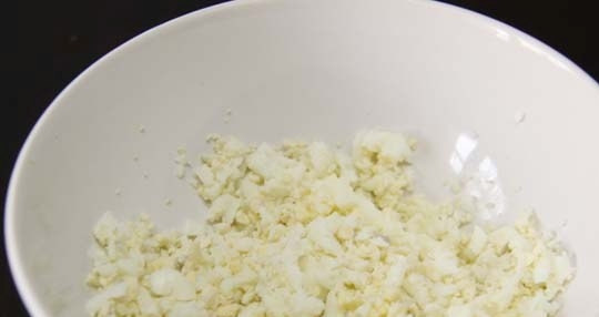 1. Этап. Салат Пасхальный: Итак, начнем готовить основу для салата. Для этого мелко нарежем сваренные вкрутую яйца.