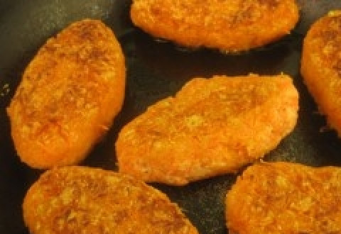 1. Этап. Постные котлеты из моркови: После того, как одна сторона котлет поджарилась, переворачиваем их, уменьшаем огонь под сковородкой почти до минимума и закрываем сковороду крышкой. После этого жарим еще минут 10-15.