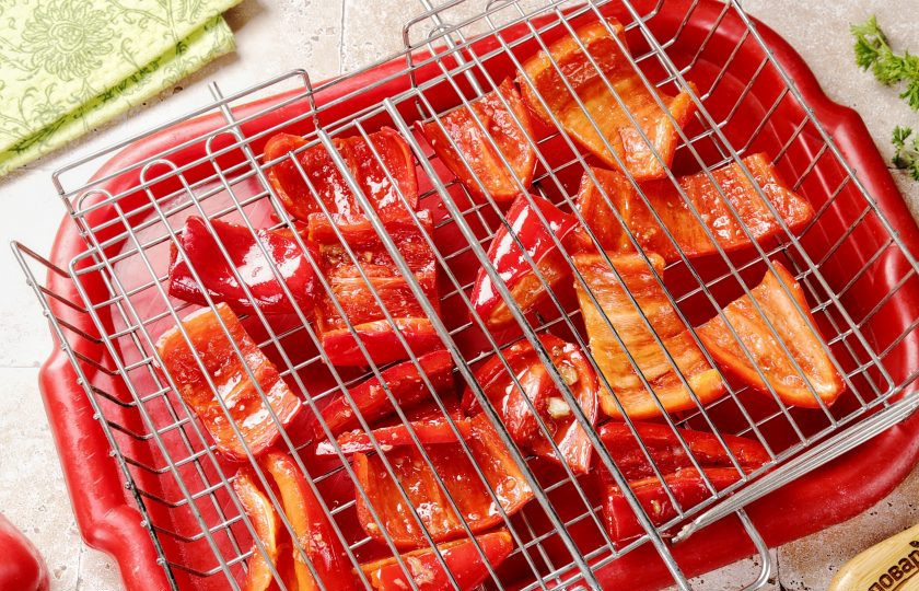1. Этап. Перец на решётке на мангале: Разместите овощи на решётке мангала. Используйте закрытую решётку.