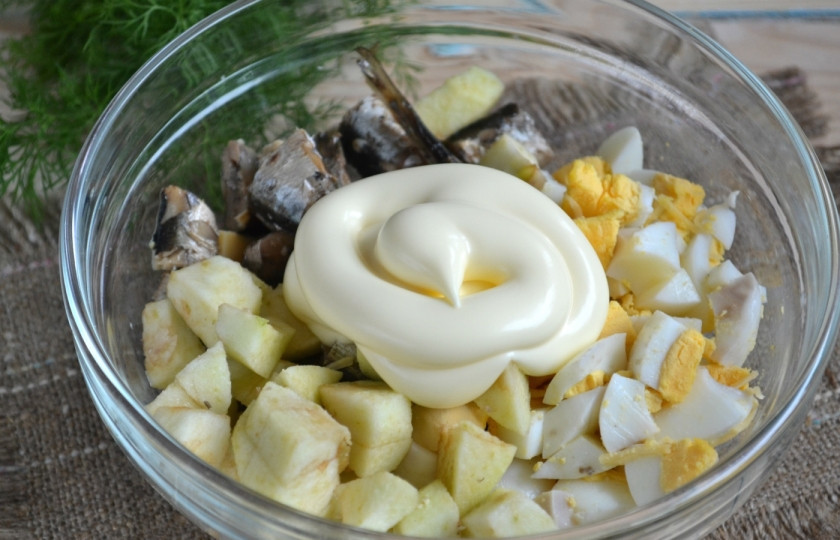 1. Этап. Салат из шпрот: Смешайте все ингредиенты, заправьте салат майонезом.