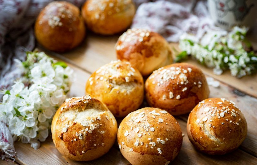 1. Этап. Булочки с овсяными хлопьями: Готовые булочки можно подавать к столу чуть остывшими.