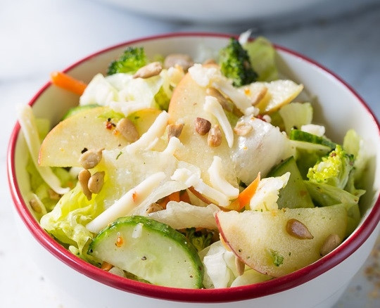 1. Этап. Салат из свежей капусты с яблоком: 7. Настаиваю салат несколько минут, а затем уже наслаждаюсь освежающим и оригинальным вкусом готового блюда.