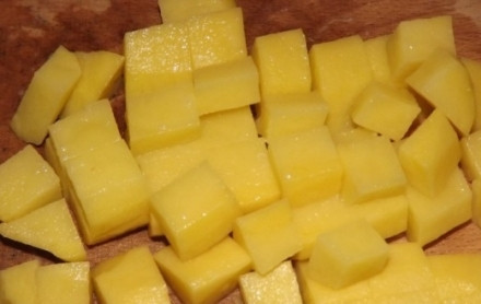 1. Этап. Куриные сердечки в мультиварке: Картофель вымыть, почистить, нарезать кубиками.