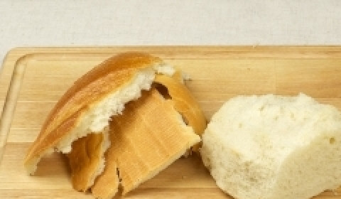 1. Этап. Настоящий салат Цезарь: Срезать корку с батона и нарезать его кубиками примерно 1х1 сантиметр.