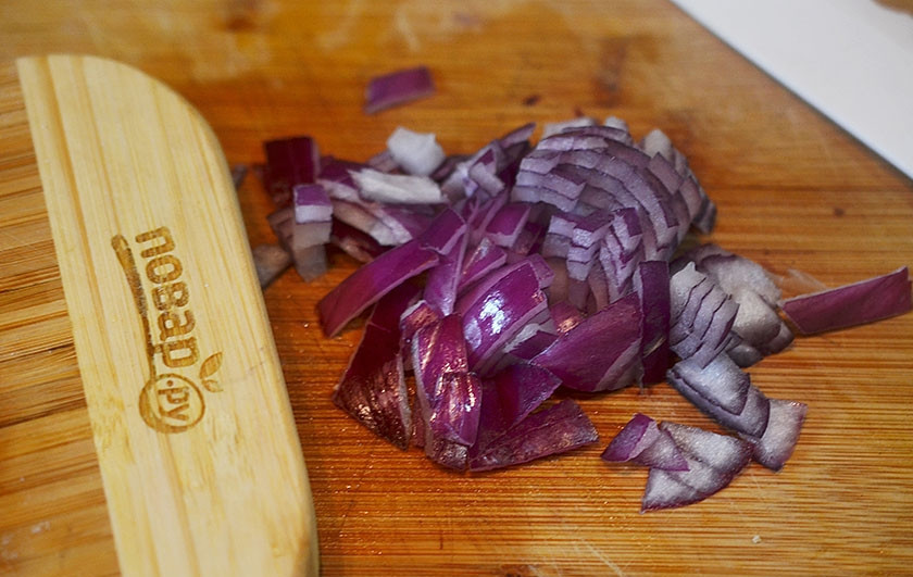 1. Этап. Паэлья с цыпленком и чорризо: 3. Лук нарежьте кубиком.