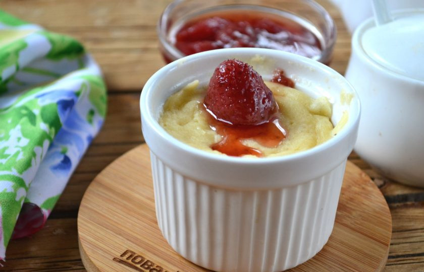 1. Этап. Творожное суфле в микроволновке: Творожное суфле в микроволновке готово. Его можно подавать в самой формочке, а можно вынуть и выложить на красивое блюдце. Украсьте фруктами или тертым шоколадом. Приятного аппетита!