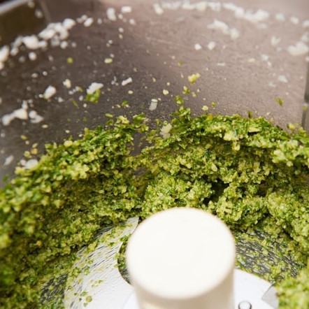 1. Этап. Паста с песто: 4. Добавьте оливкового масла и еще прокрутите. Должна получиться консистенция пасты.