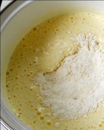 1. Этап. Торт исключительный: 2. Добавим муку, миндальную крошку, разрыхлитель, крахмал. Мешаем до однородности.