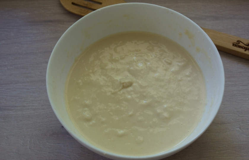 1. Этап. Дрожжевые оладьи постные: У нас выйдет очень эластичное, в меру густое и в меру жидкое тесто.