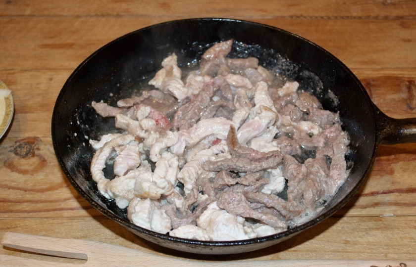 1. Этап. Скоблянка: Так как же приготовить скоблянку? Начнем. В отдельной сковороде разогреваем растительное масло. На нем обжариваем мясо, не добавляя к нему соли и специй. Мясо жарится в собственном соку. Крышкой не накрывать.