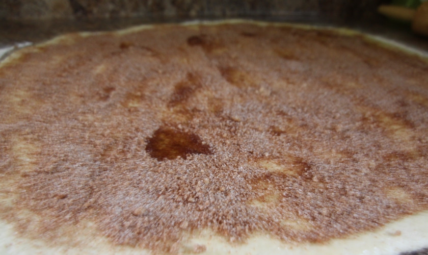 1. Этап. Булочки на скорую руку без дрожжей: Раскатываем его (чем тоньше, тем лучше). Смазываем мягким маслом, посыпаем сахаром и корицей.