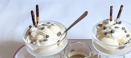 1. Этап. Десерт Аффогато 2: Взбитые сливки выдавить на мороженое и украсить на свой вкус. Я украсила шоколадными каплями со вкусом кофе и шоколадными палочками.