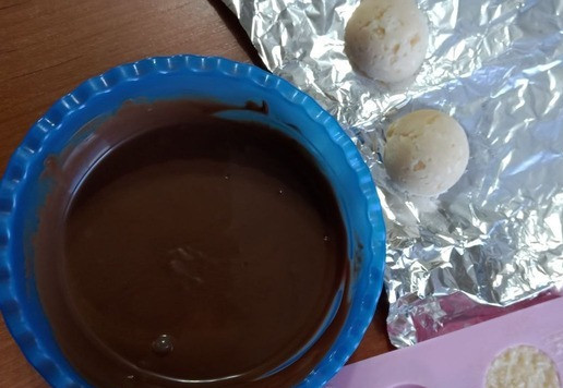 1. Этап. Конфеты А-ля Баунти: В микроволновке импульсами растопить шоколад,