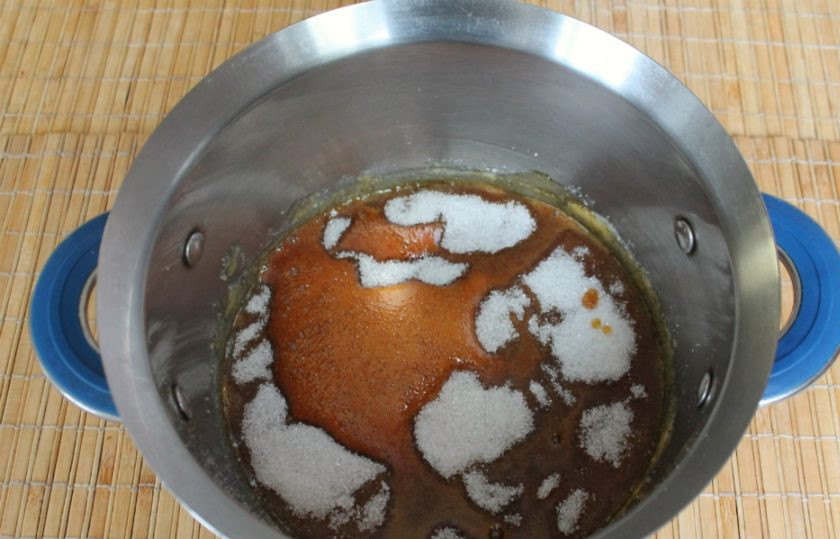 1. Этап. Карамельный торт без выпечки: На среднем огне нагреваем сахар не перемешивая. Постепенно сахар начинает плавиться и приобретать коричневый цвет.