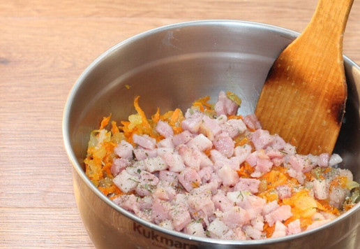 1. Этап. Картофельные лепешки с мясным припеком: 10. Грудинку нарезаем маленькими кубиками и обжариваем на минимальном количестве растительного масла. У меня грудинка с хорошим жирком. К куриному фаршу добавляем пассеровку, обжаренную грудинку, 1 куриный белок и специи, перемешиваем.