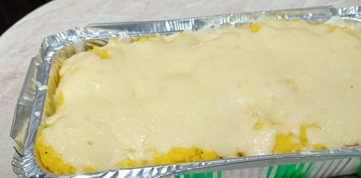 1. Этап. Запеканка с кукурузной полентой: Форму с полентой достать из холодильника и посыпать тертым на крупной терке сыром, поместить в духовку нагретую, до 180 градусов. Запекать 20 минут.